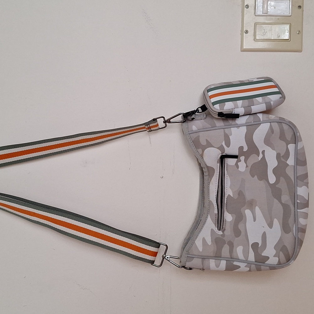 Camouflage purse, long strap lemmonbella Nwot